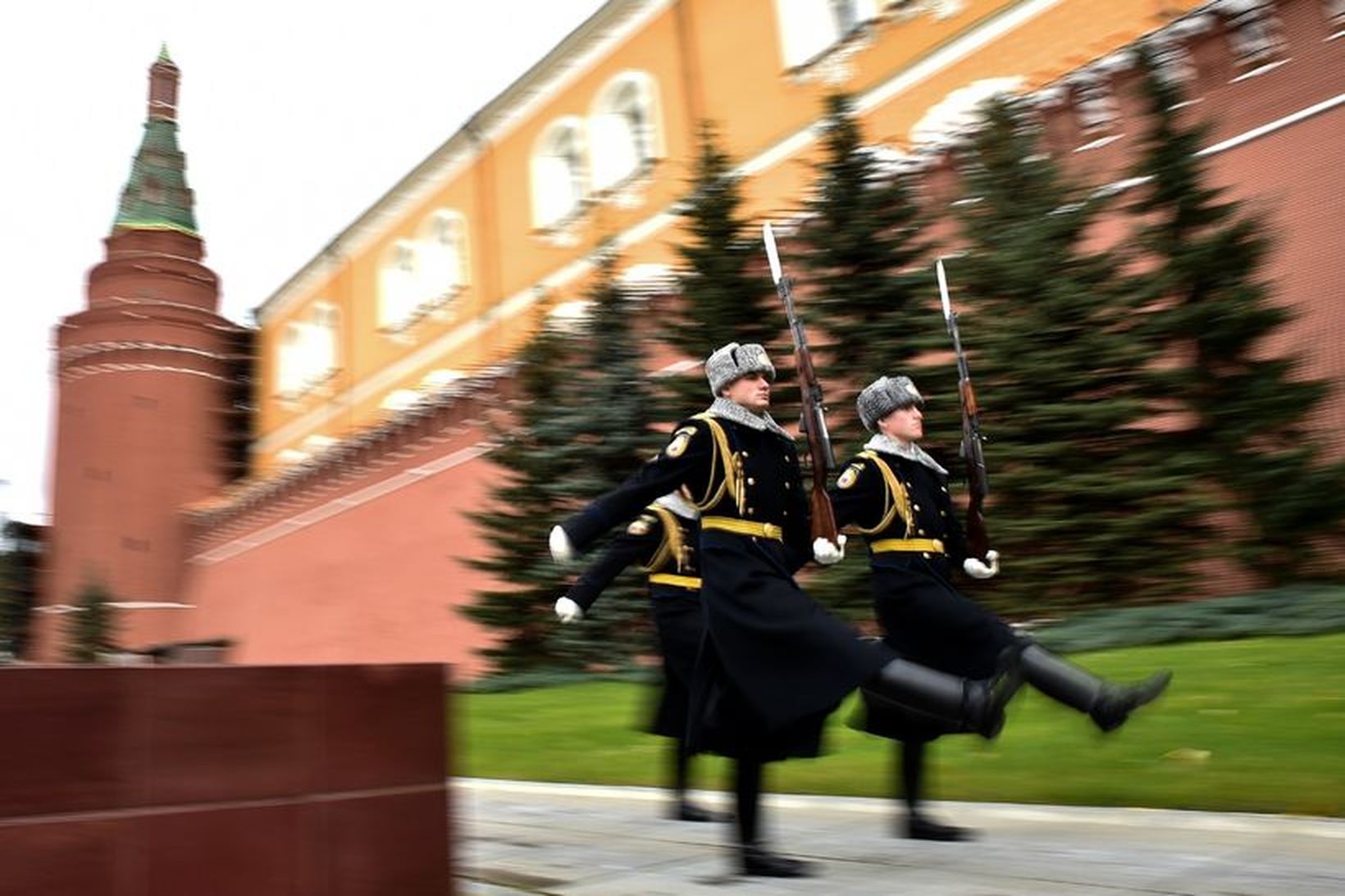 Rússneskir hermenn á göngu fyrir utan vegg Kremlar í Moskvuborg.