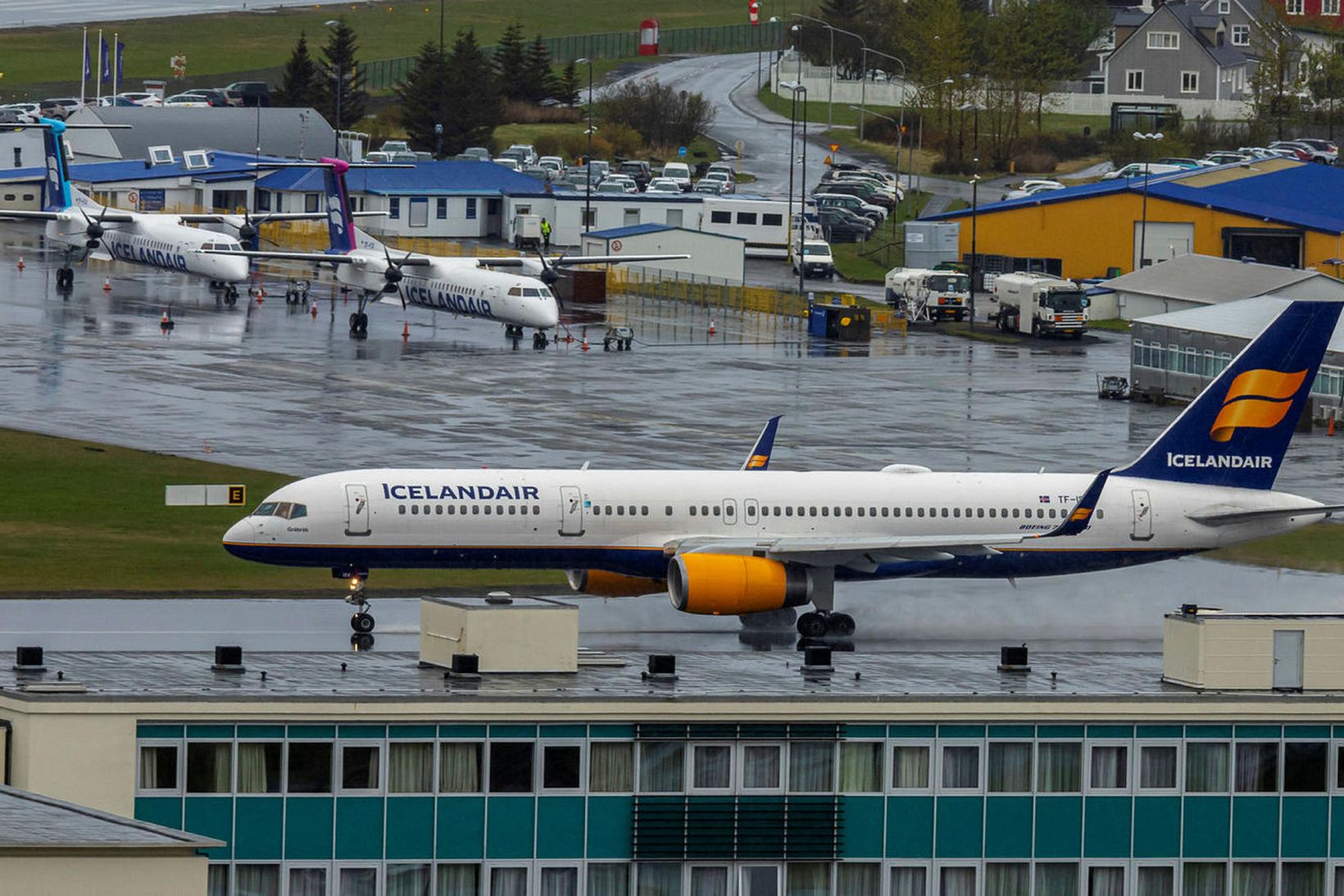 Vélar Icelandair í innanlandsflugi í bakgrunni. Í forgrunni er Boeing …