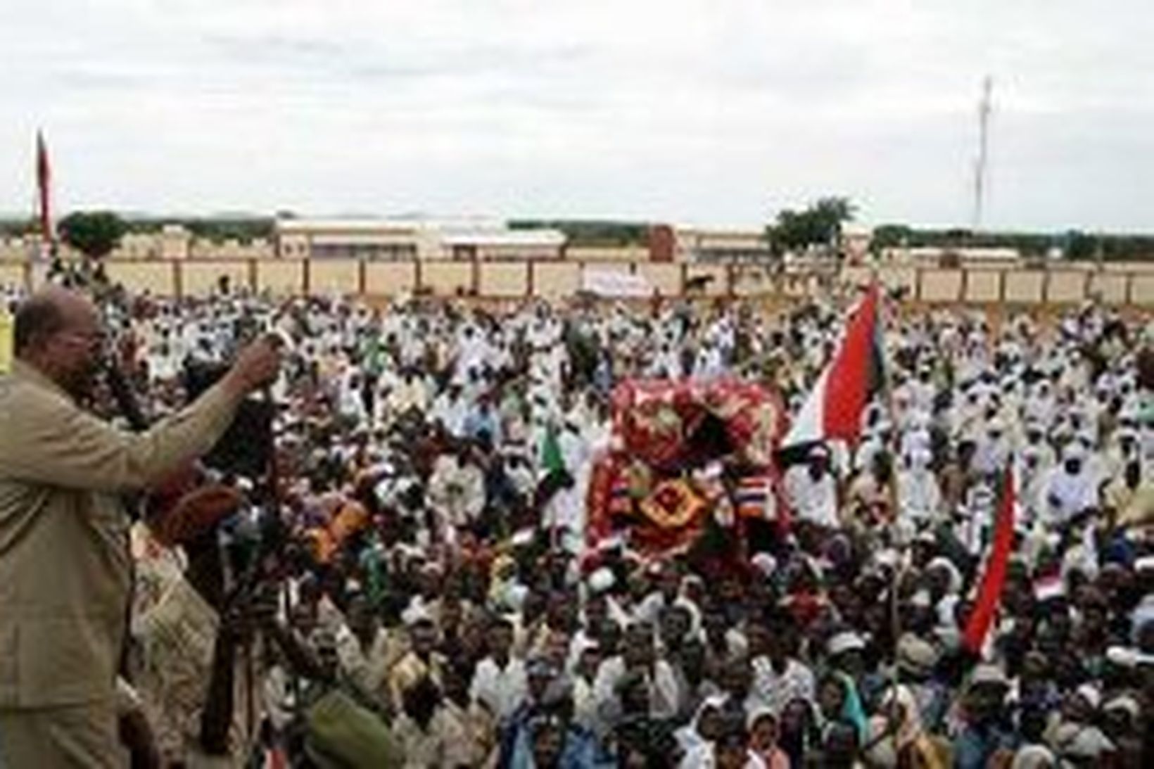 Omar Hassan alBashir, forseti Súdans, heimsótti nýverið Darfur-héraðið. Hér sést …