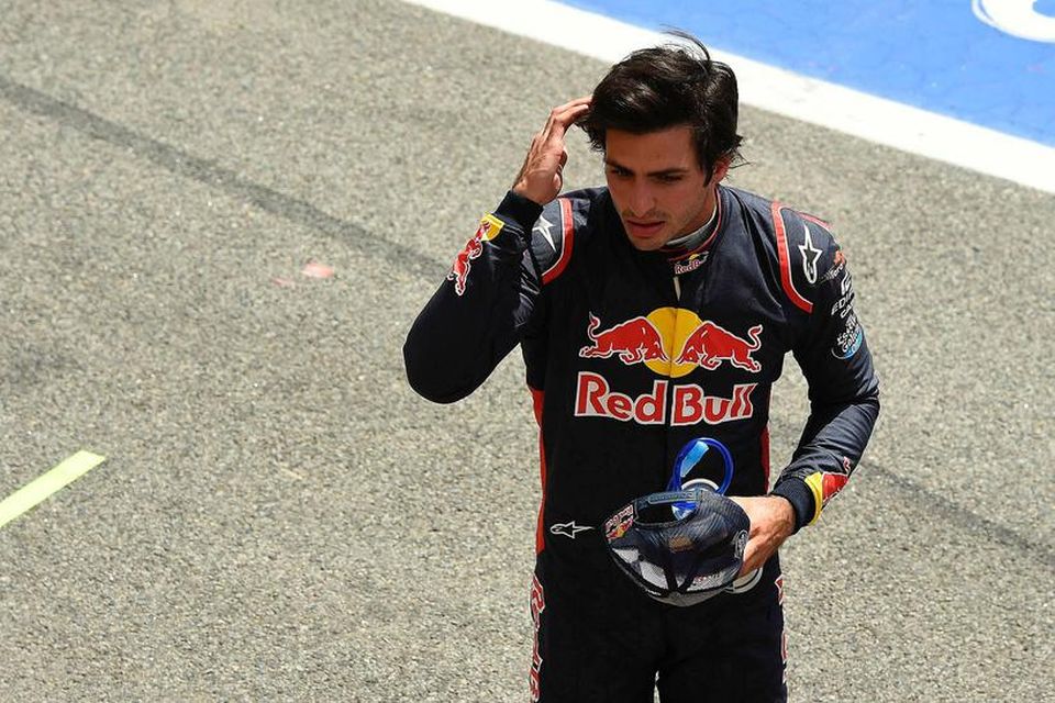 Heimamaðurinn Carlos Sainz hjá Toro Rosso að lokinni æfingunni í Barcelona í morgun.