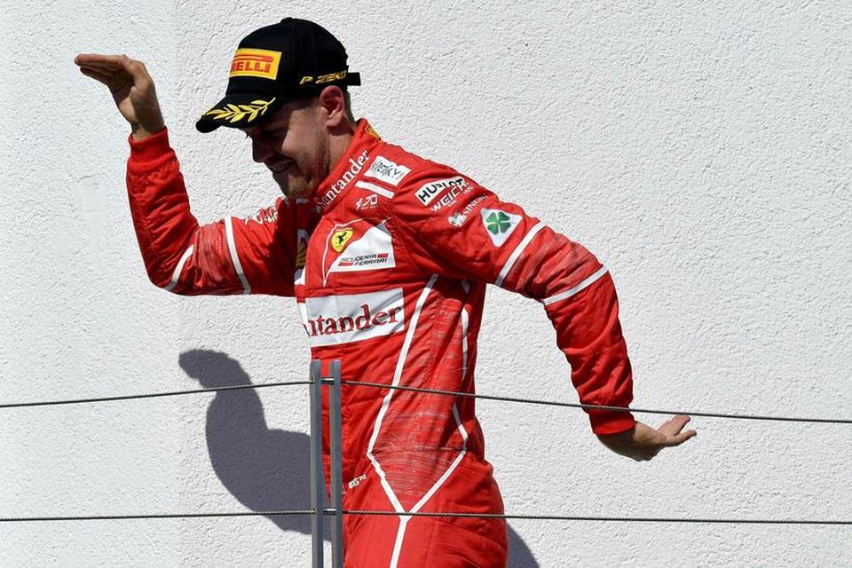 Sebastian Vettel fagnar sigri er hann gengur út á verðlaunapallinn í Búdapest.
