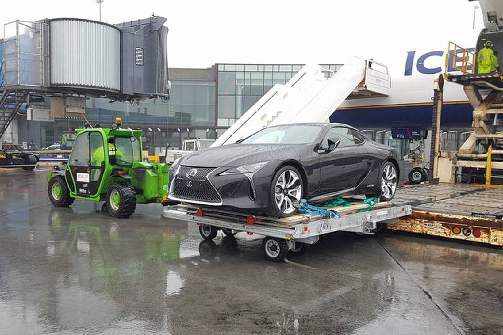 Lexus LC 500h komst lengi vel ekki út úr þotunni …
