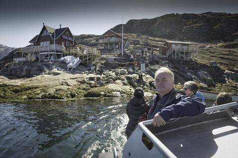 Professor Gísli Már Gíslason, along with other members of FÍ and those of the Travel Association of Greenland, visited the village of Kapissilit in Nuuk fjord.