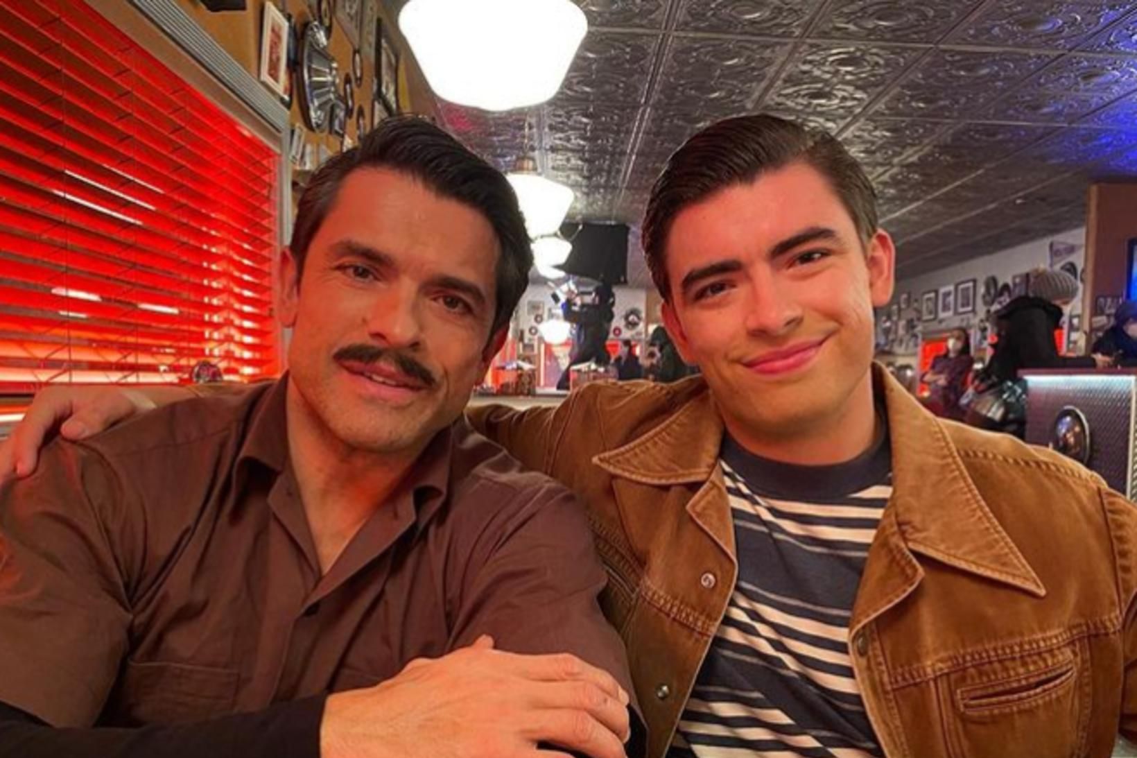 Feðgarnir Mark og Michael Consuelos.