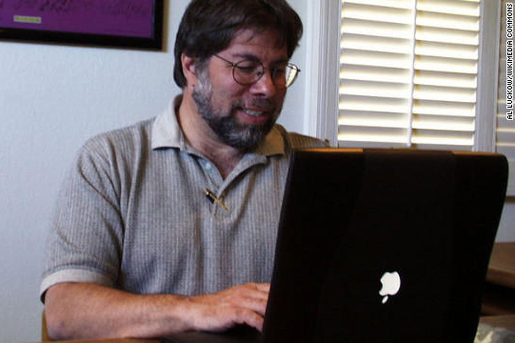 Einn af stofnendum Apple, Steve Wozniak, með Powerbook þar sem …