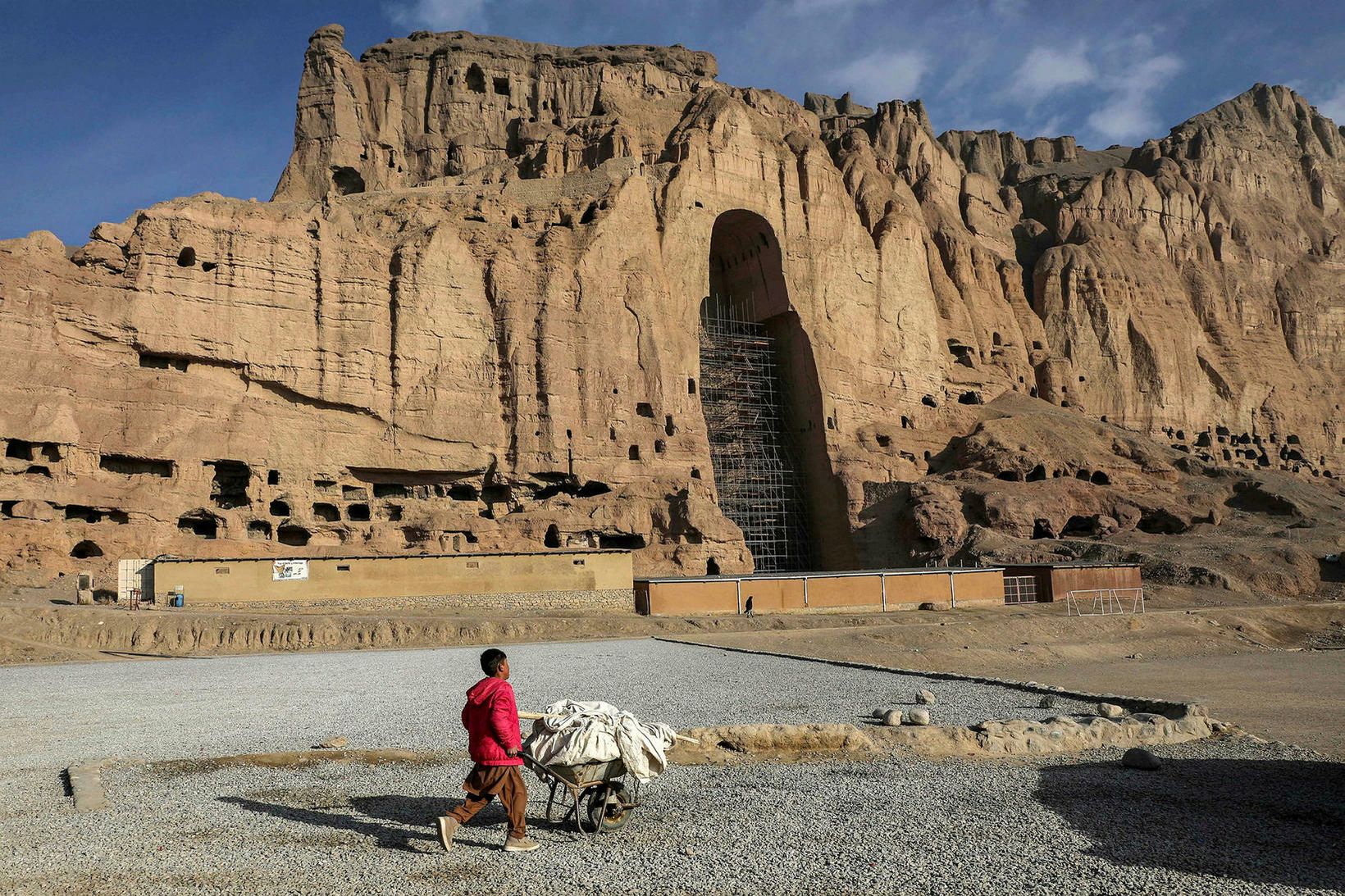 Afganskur drengur nærri rústum Bamiyan-Búddastyttanna en Talíbanar lögðu stytturnar í …