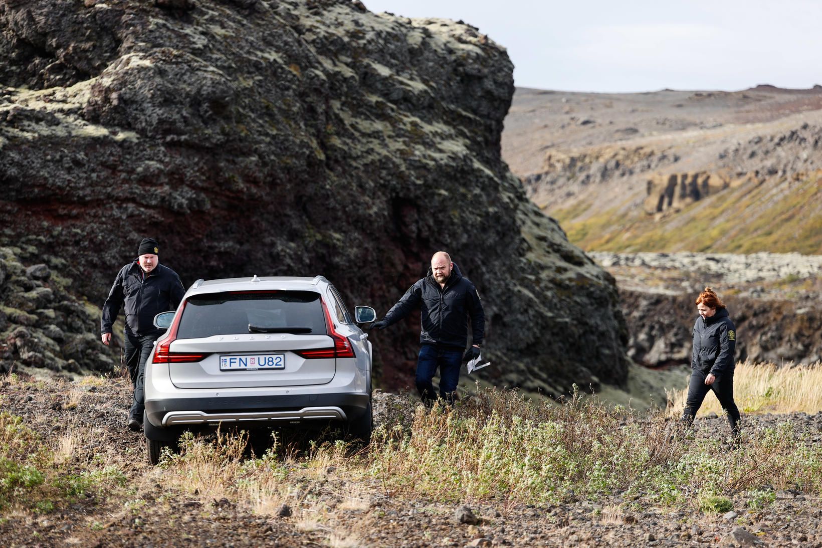 Lögregla á vettvangi í dag í ómerktri lögreglubifreið nærri Vatnsskarði …