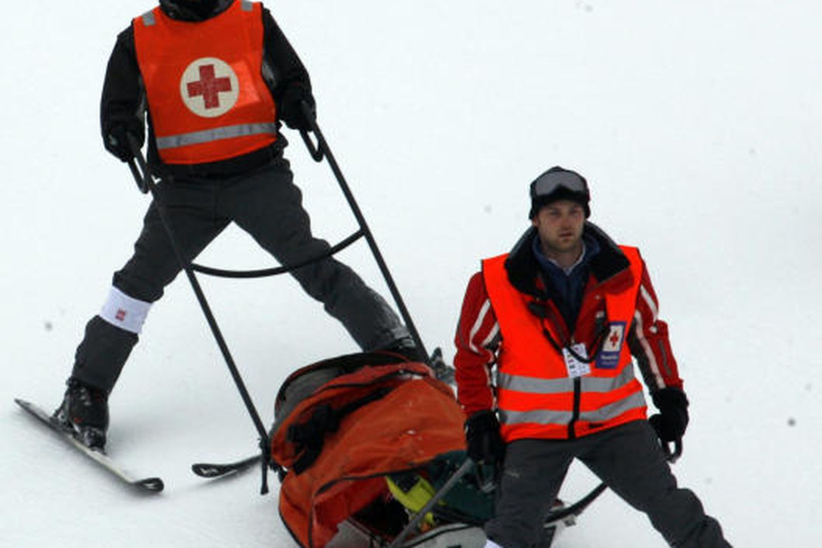 Sjúkraliðar fara með Lanzinger af slysstaðnum í Kvitfjell.