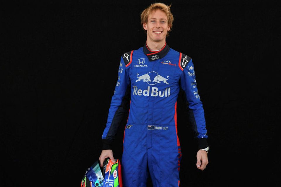 Brendon Hartley hjá Toro Rosso með hjálm sinn í Melbourne.