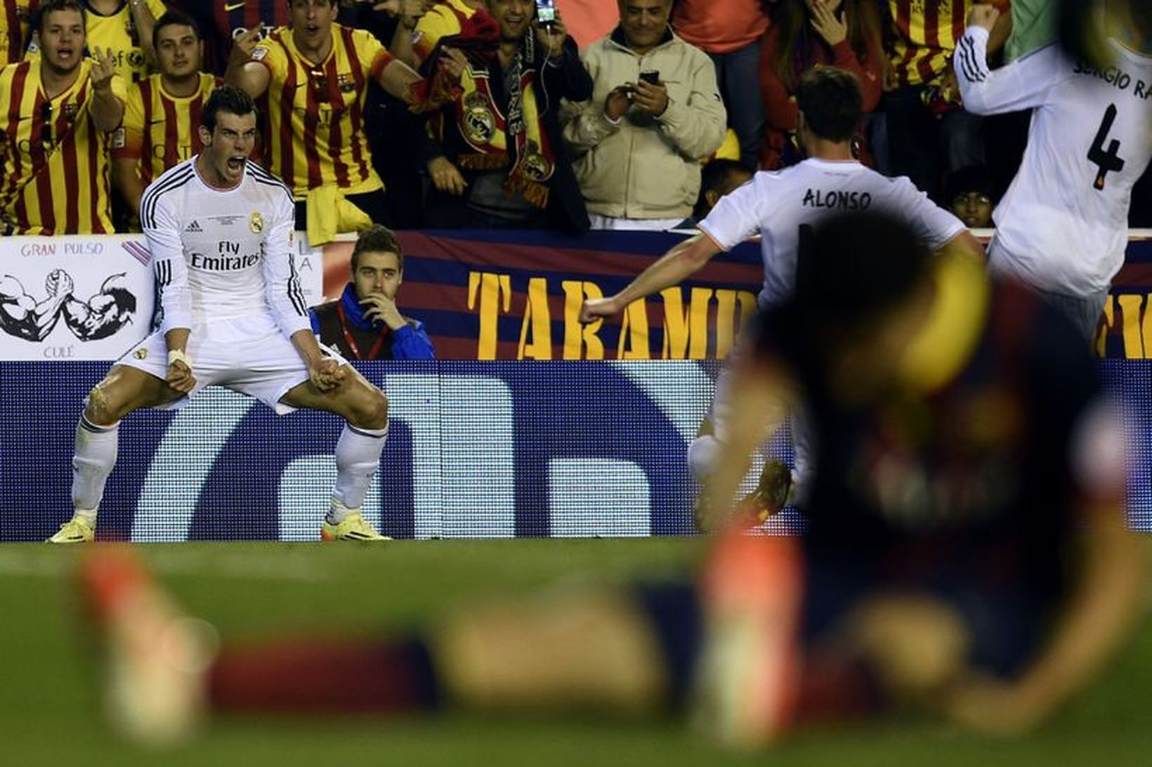 Bale fagnar marki sínu gegn Barcelona.