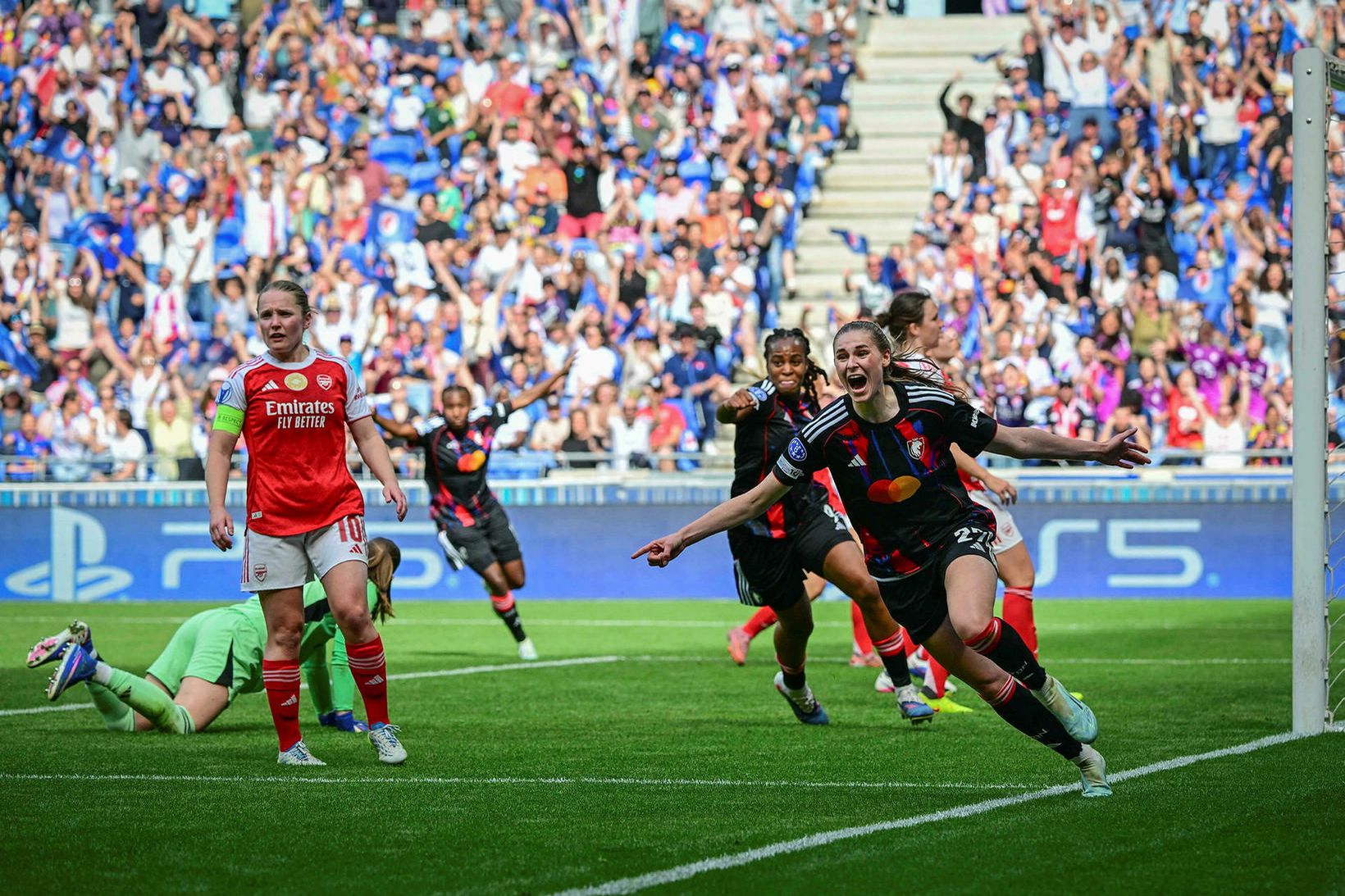 Dramatískt sigurmark sparkaði Arsenal úr Meistaradeildinni
