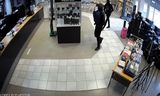 Þjófnaðurinn átti sér stað klukkan 17.30 í gær, hálftíma áður en versluninni var lokað.