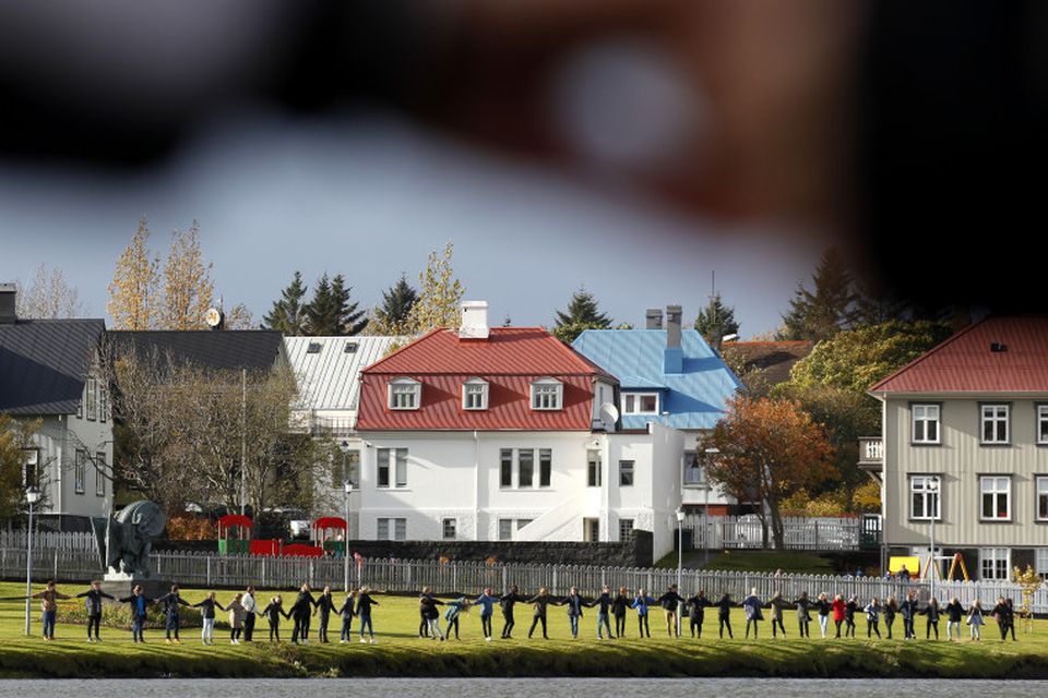 Nemendur og kennarar í Kvennaskólanum í Reykjavík mynduðu keðju umhverfis Tjörnina.