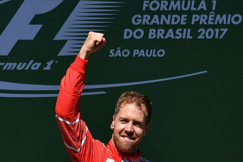 Sebastian Vettel fagnar sigrinum í Sao Paulo í dag.