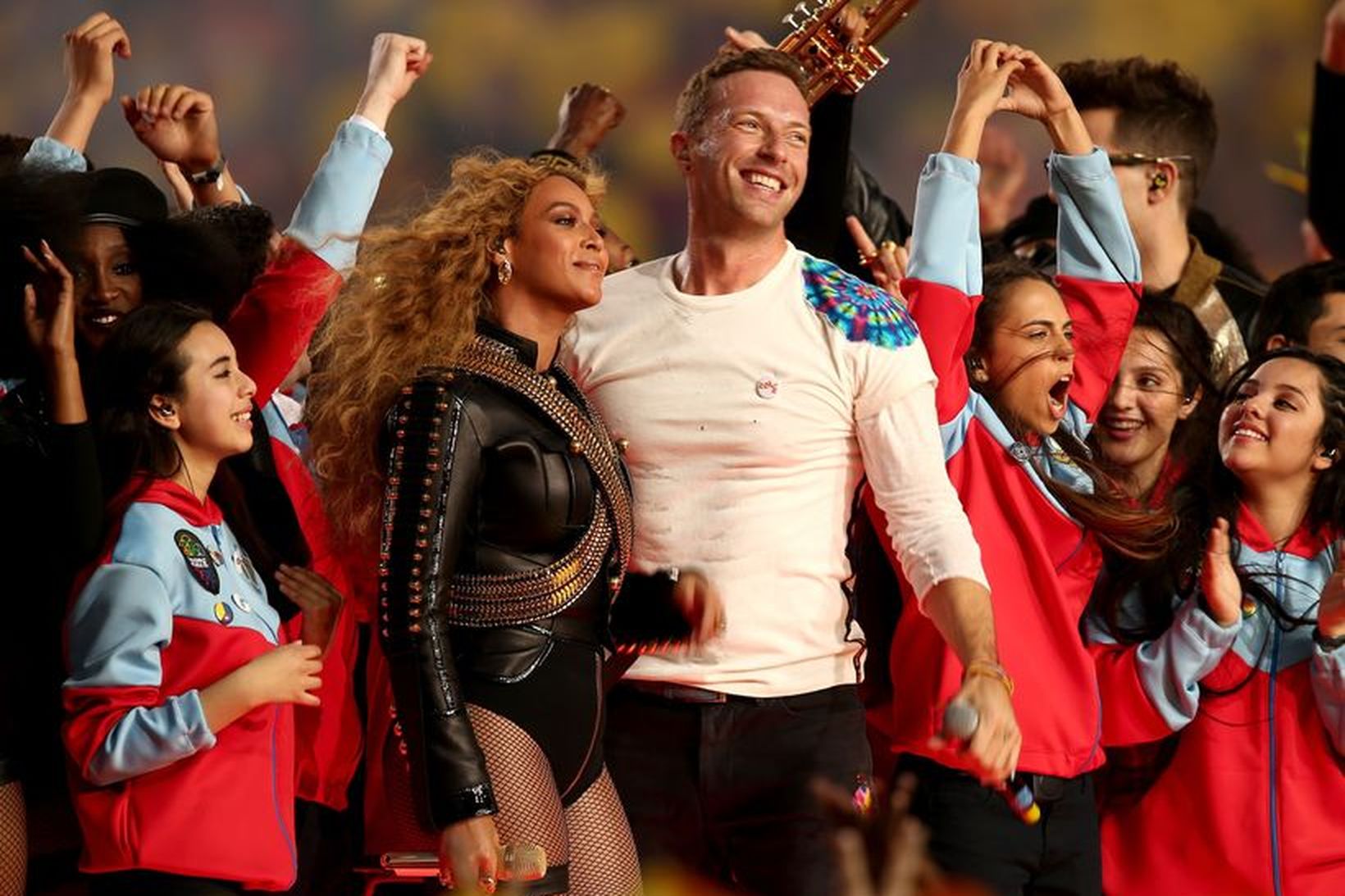 Beyoncé og Chris Martin tróðu upp á Super Bowl um …