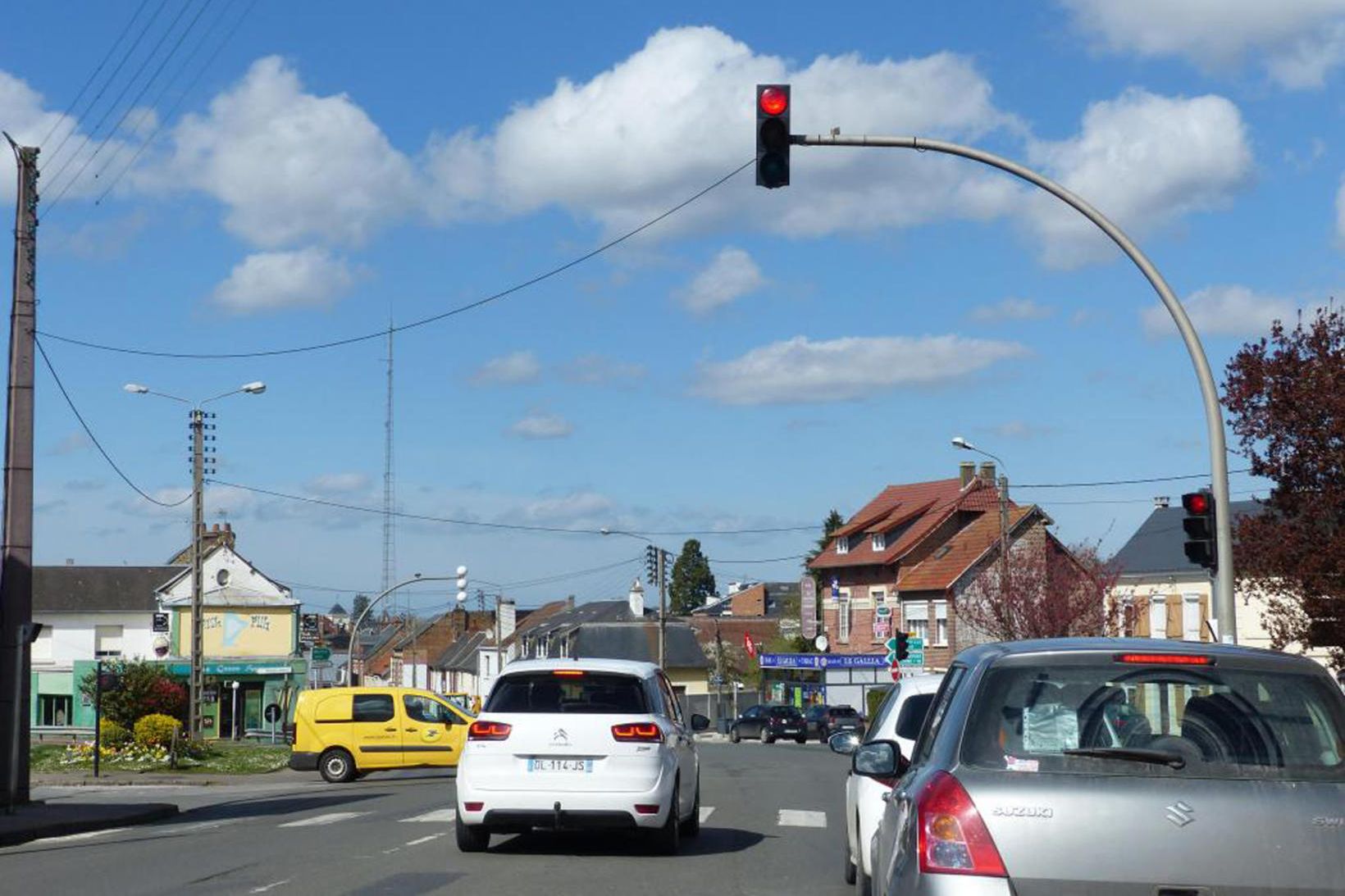 Umferðarljósin eru nú horfin úr franska bænum Abbeville og umferðarhraði …