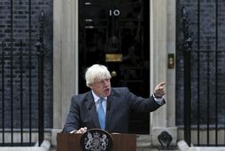 Boris Johnson, fráfarandi forsætisráðherra Bretlands, kveður fyrir utan Downing stræti 10.