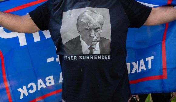 Styrkir ímynd Trumps sem ógn við ráðandi öfl