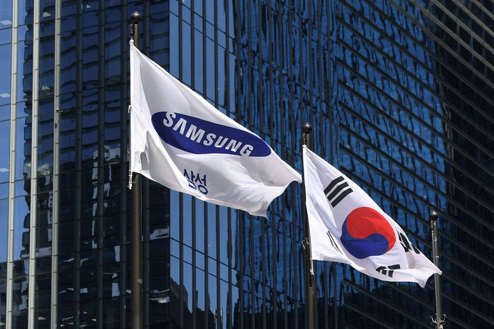 Samsung mun fjárfesta fyrir 16.900 milljarða króna á næstu þremur …