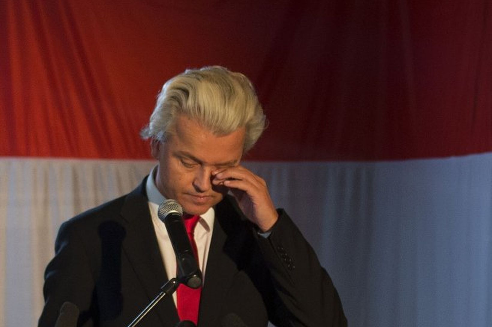 Geert Wilders felldi tár þegar hann talaði við stuðningsmenn sína …