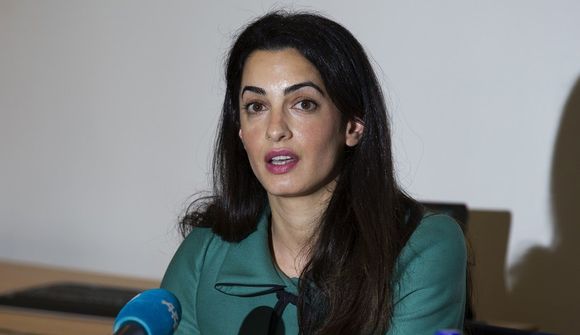Unnusta Clooney skoðar Gaza-átökin