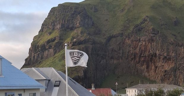 Fáni ÍBV blaktir við hún í Eyjum.