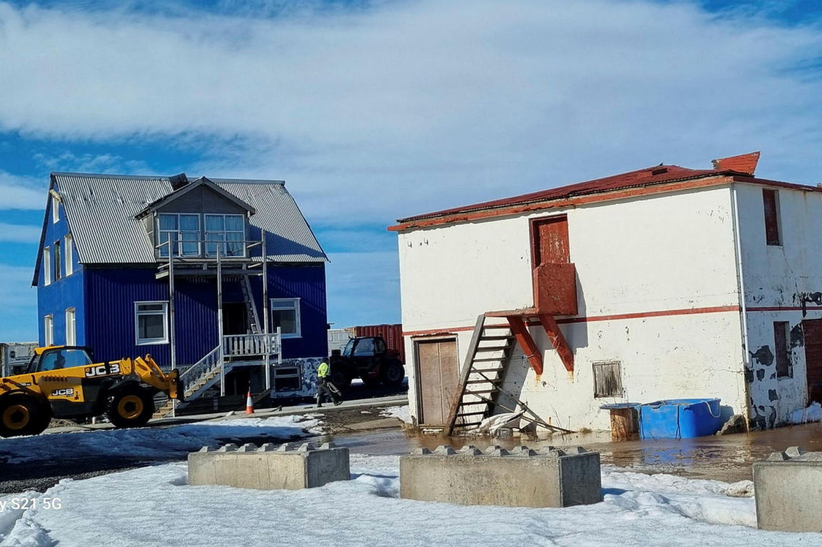 Þak fauk af í heilu lagi