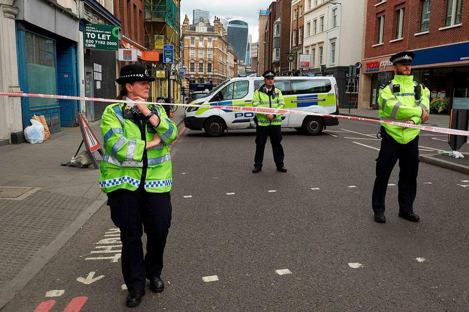 Lögreglumann að störfum í London.