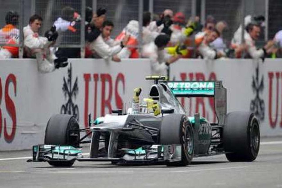 Rosberg fagnar fyrsta sigri, í 111. móti ferilsins.