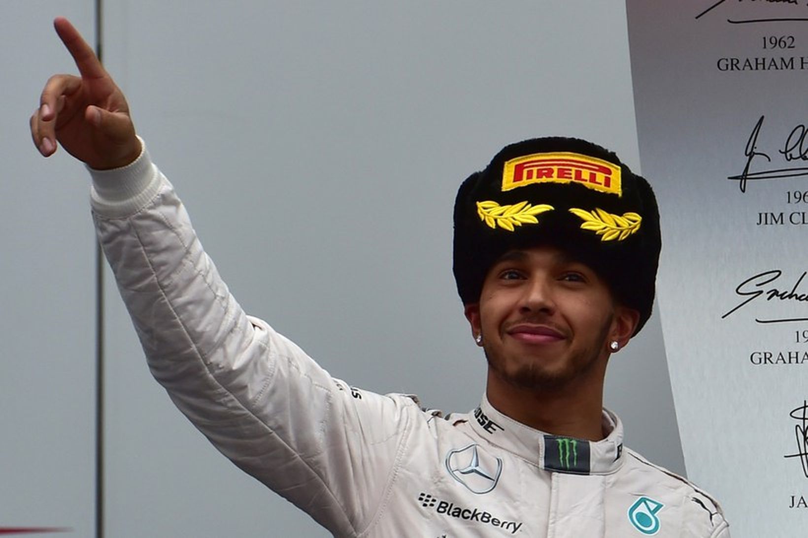 Lewis Hamilton eins og rússneskur kósakki á verðlaunapallinum í Sotsjí.