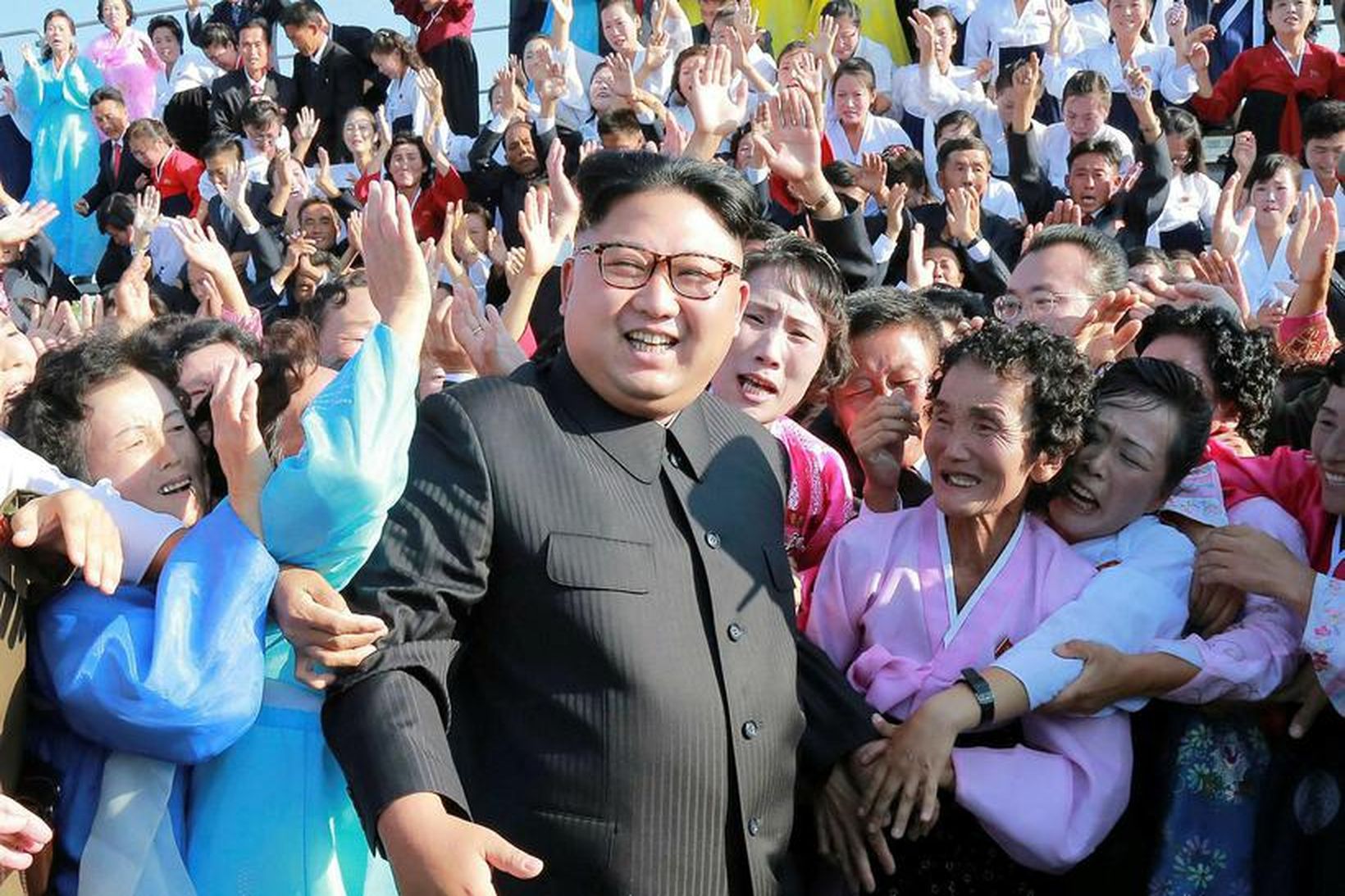 Kim Jong-un leiðtogi Norður-Kóreu með hópi norður-kóreskra kennara. Norður-Kórea hyggst …