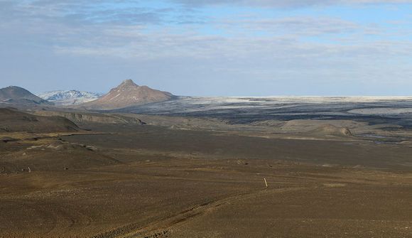 Ein aðalleiðanna lokuð