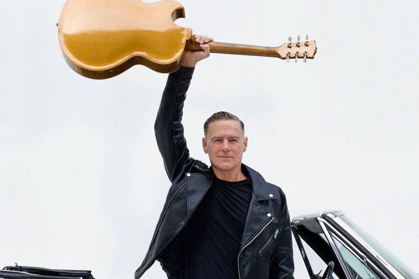 Bryan Adams er aldeilis ekki að rifa seglin þótt hann …