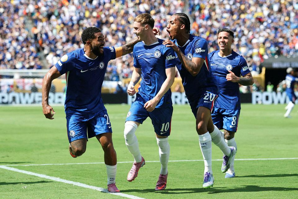 Chelsea-menn fagna marki Cole Palmer.