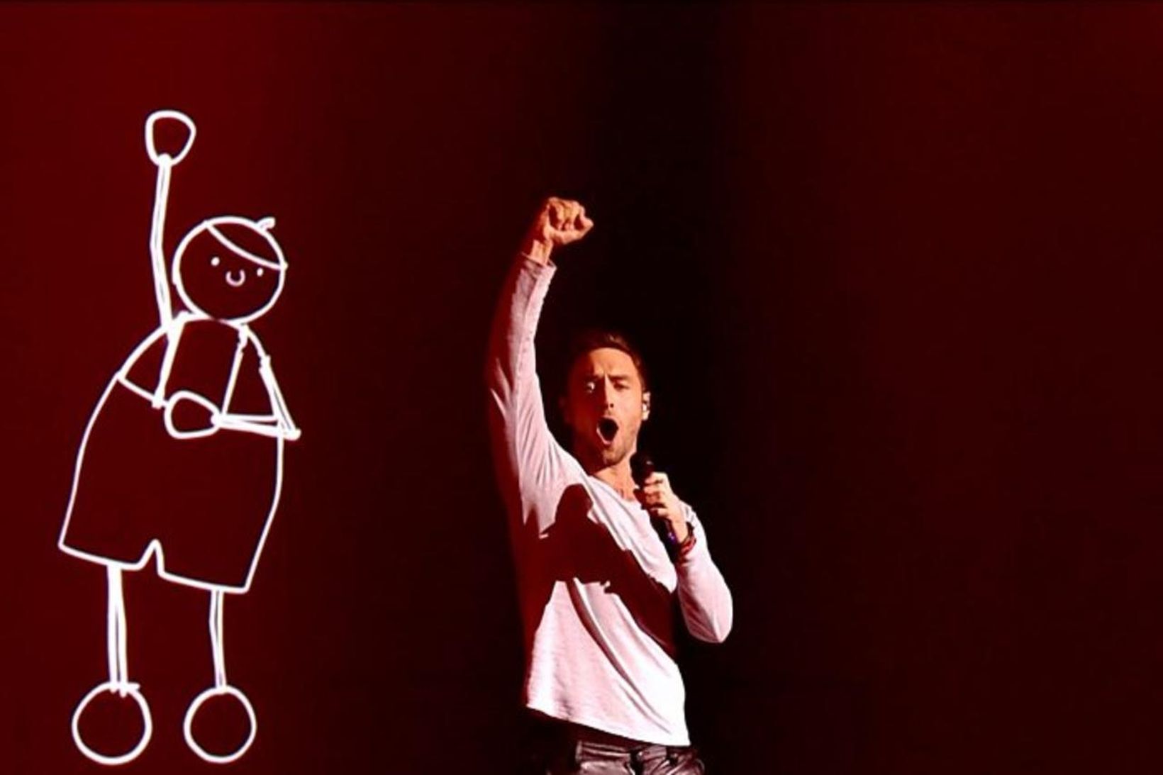 Måns Zelmerlöw í flutningi sínum á laginu „Heroes“.