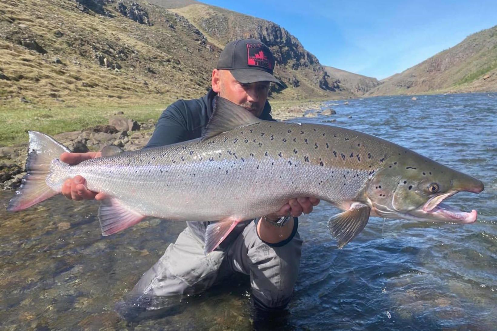 Ársæll Þór Bjarnason með hænginn glæsilega sem tók Sunray í …