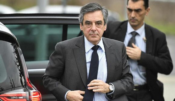 Fillon segir vin hafa borgað jakkaföt sín