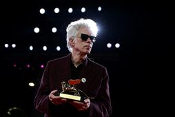 Bandaríski leikstjórinn Jim Jarmusch með verðlaunagripinn.