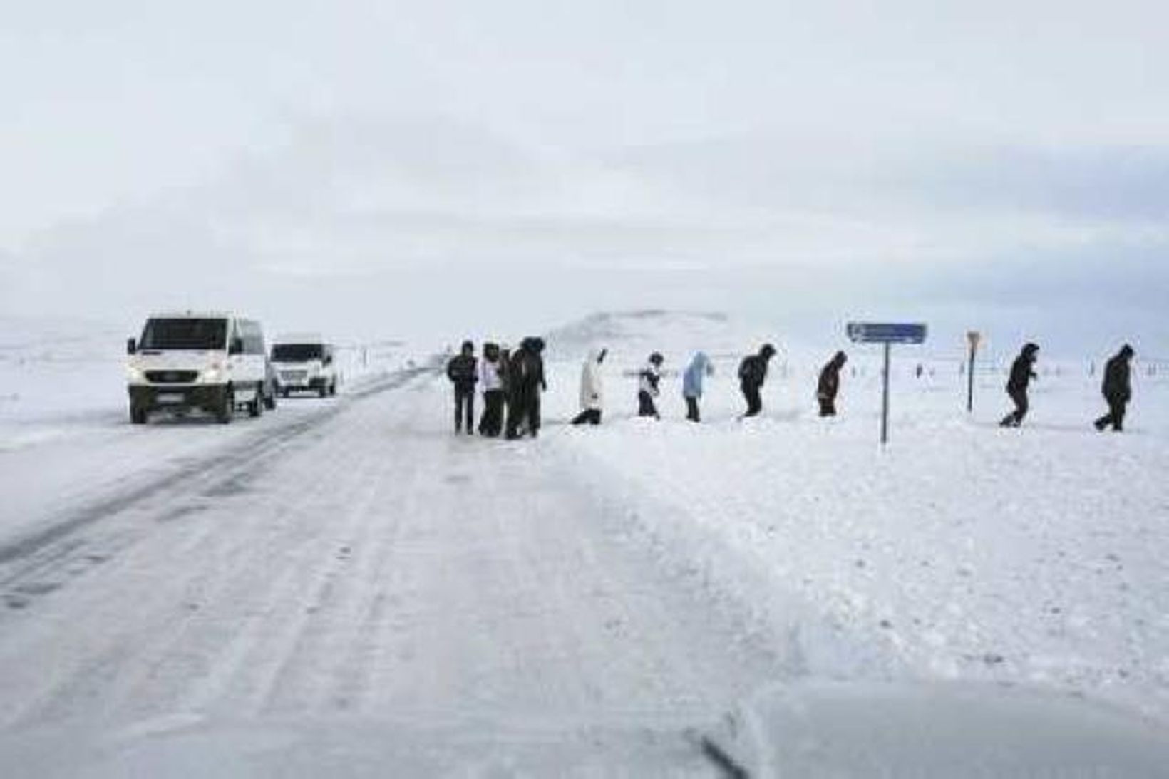 Aðeins 300 metrar eru frá hringveginum að hverum austan Námafjalls. …