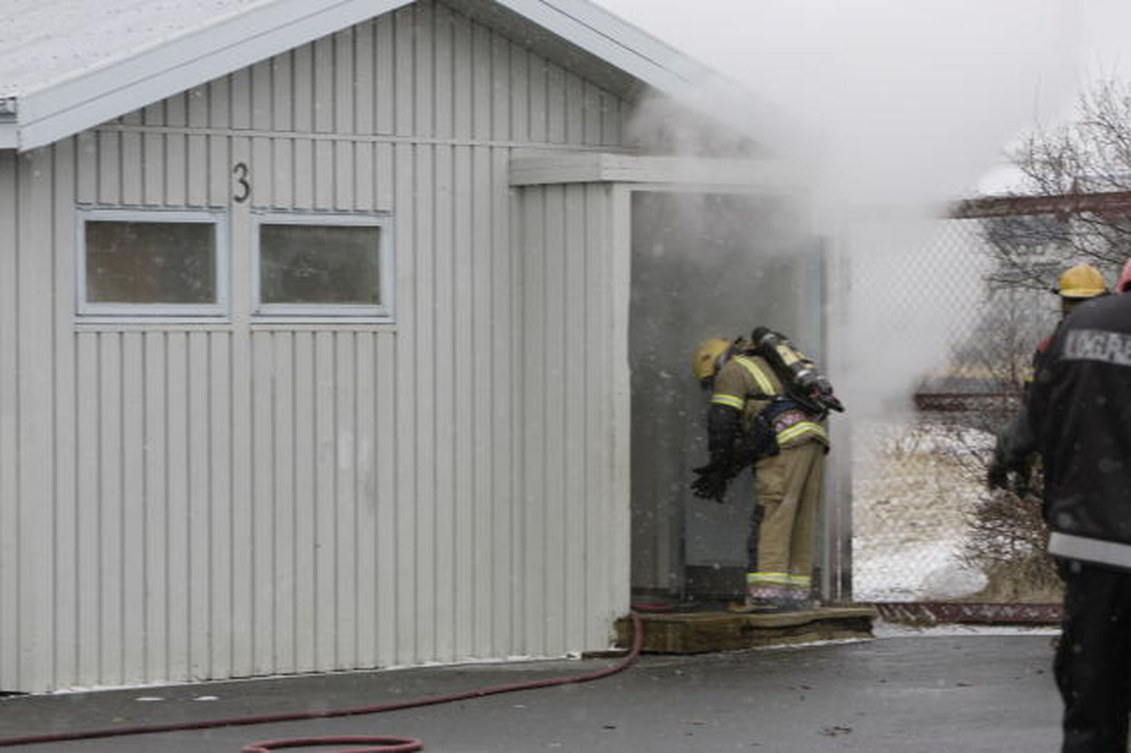 Slökkviliðsmenn að störfum í Hraunbergi í dag.