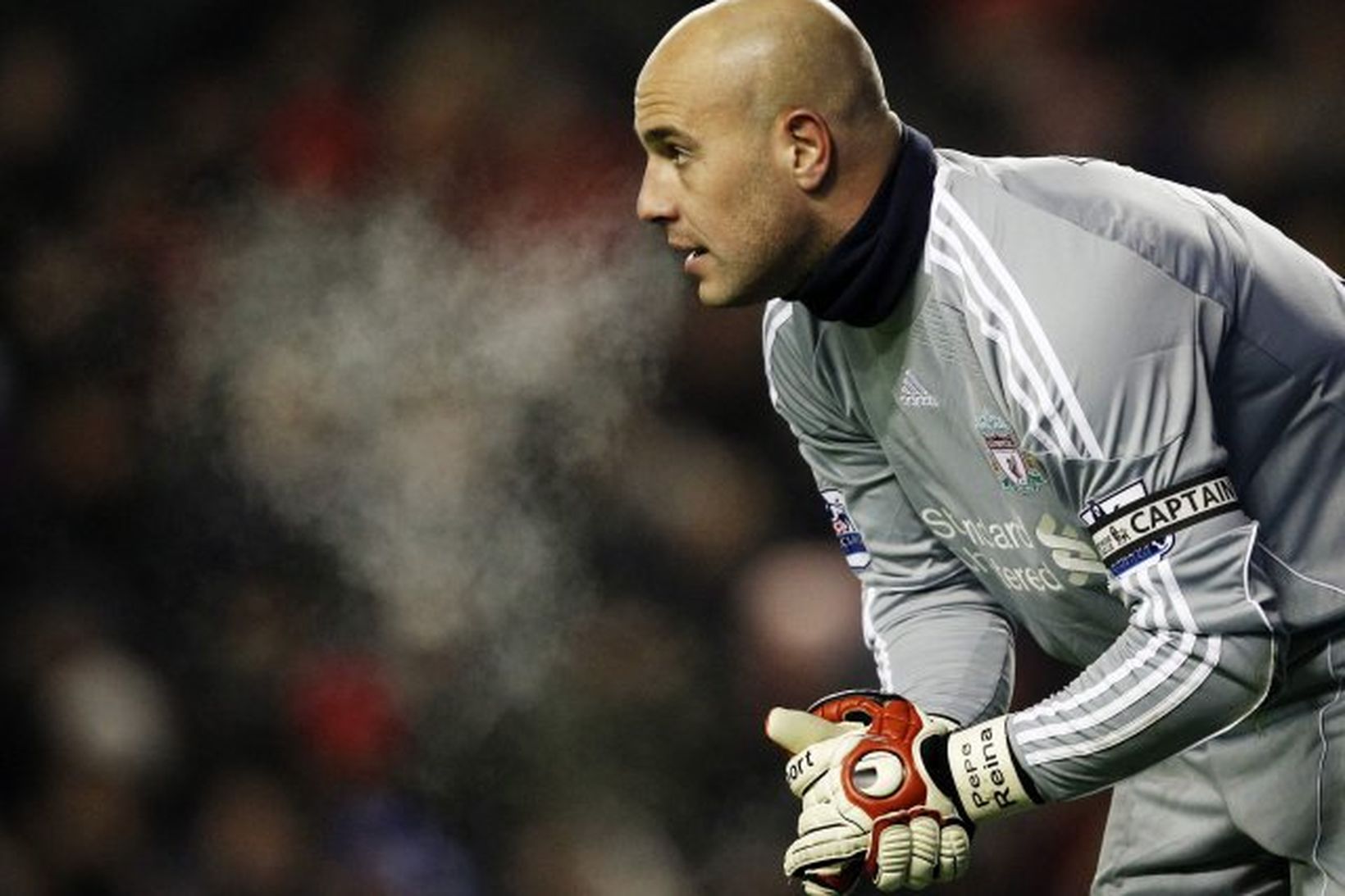 Pepe Reina fylgist með félögum sínum í leiknum á Anfield …