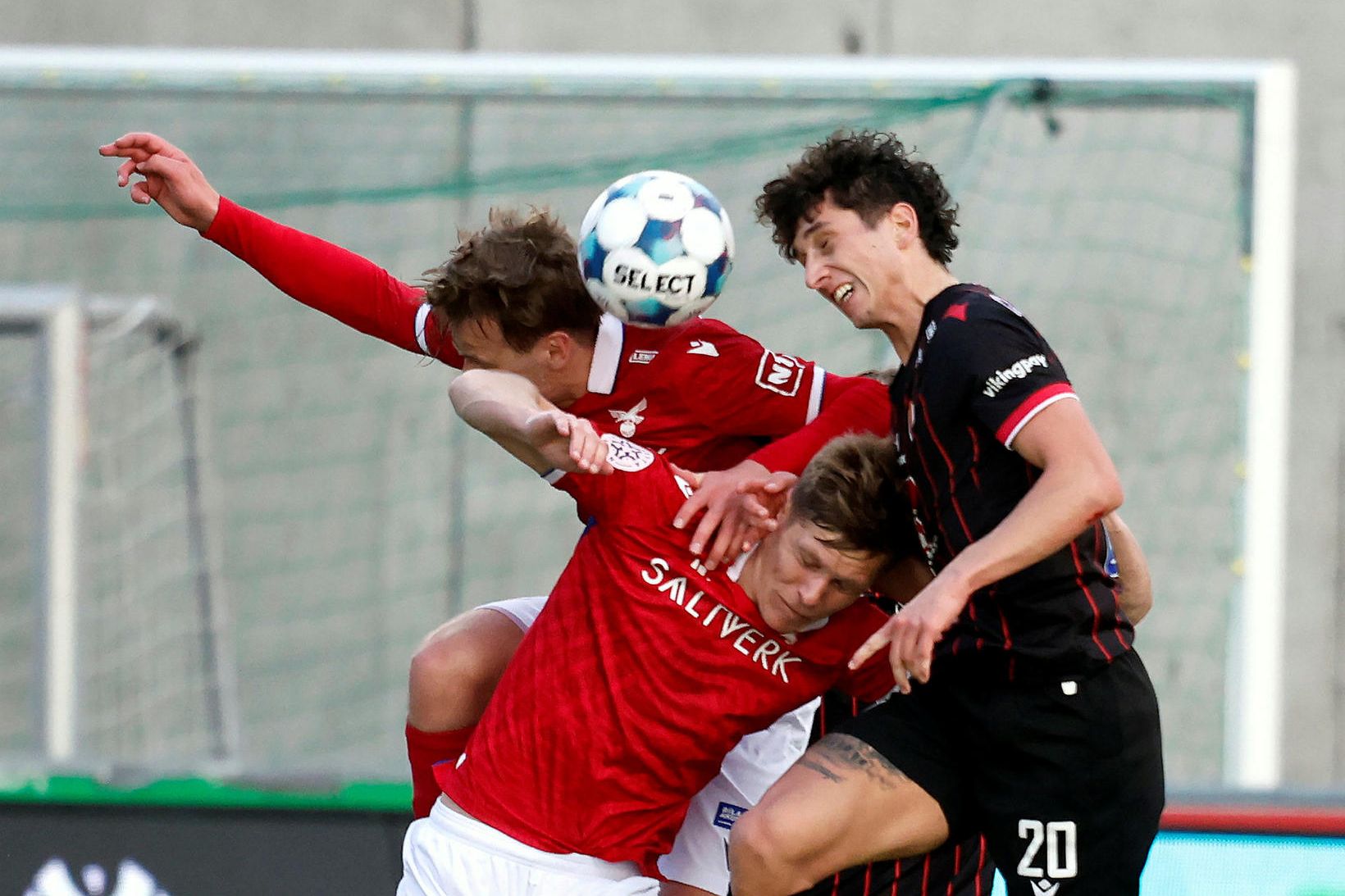 Aron Jóhannsson og Tarik Ibrahimagic eigast við í leik Vals …