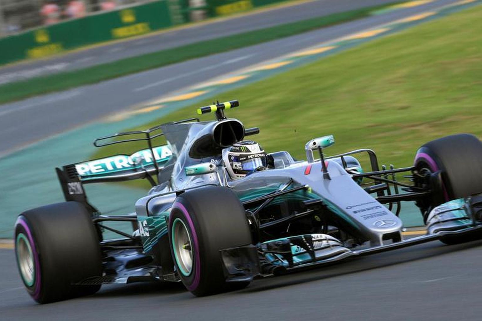 Lewis Hamilton á Mercedesbílnum í Melbourne í morgun.