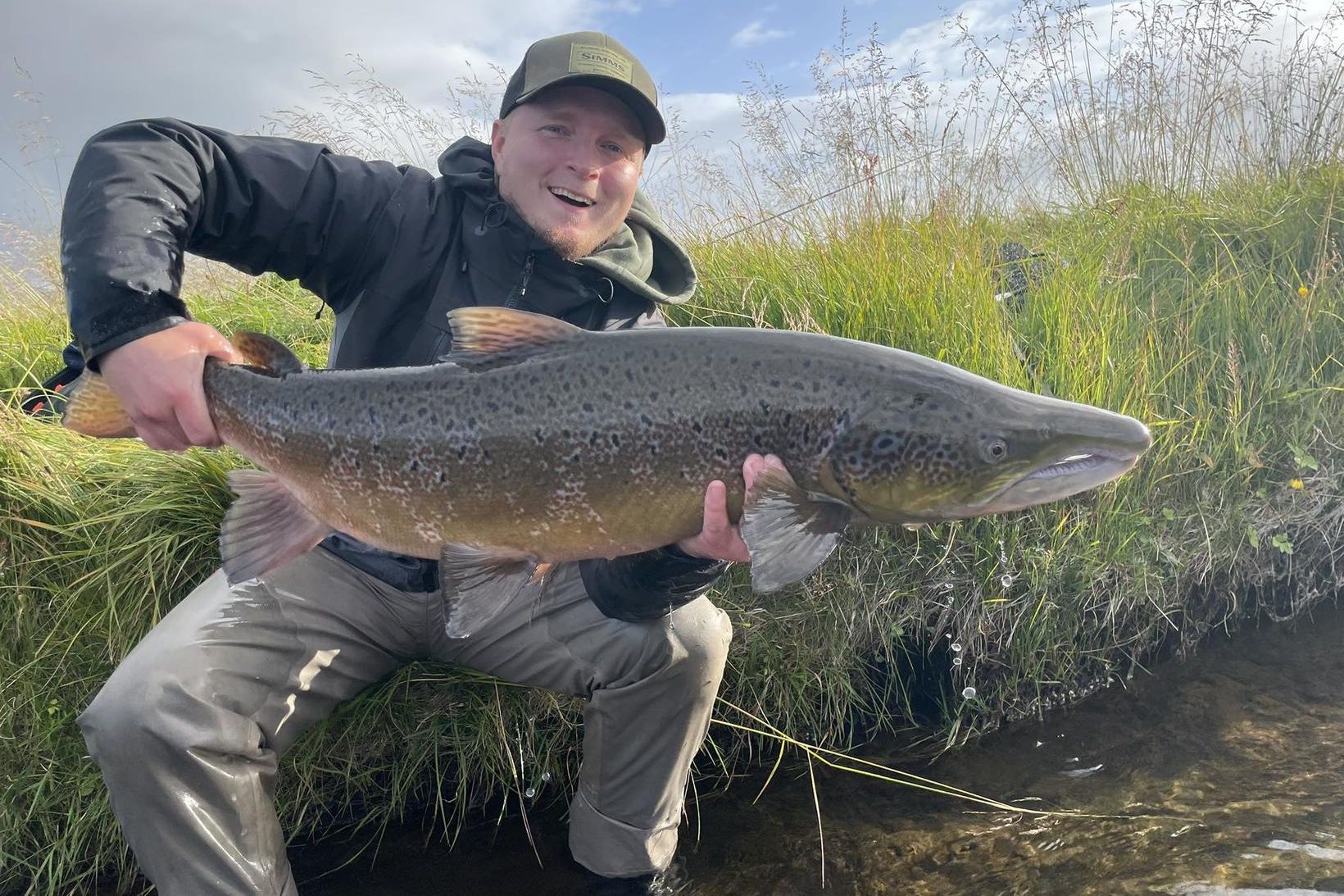 Guðmundur Þorsteinsson með fullvaxinn Víðidalsárhæng sem mældist 96 sentímetrar. Nú …