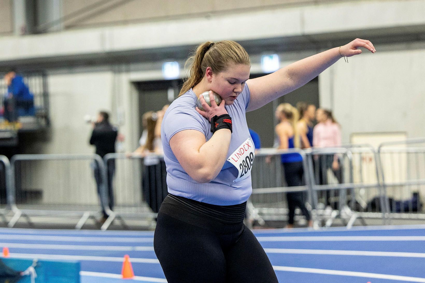 Erna Sóley að kasta í kvöld.