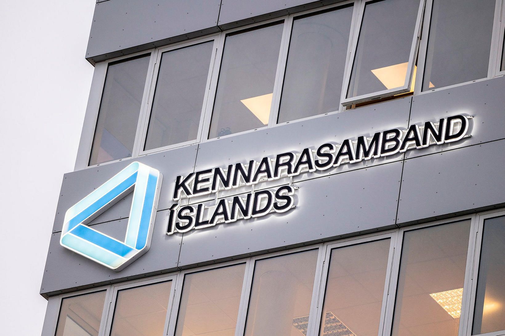 Kennarasamband Íslands hefur samþykkt nýjan kjarasamning við ríkið og sveitarfélög …