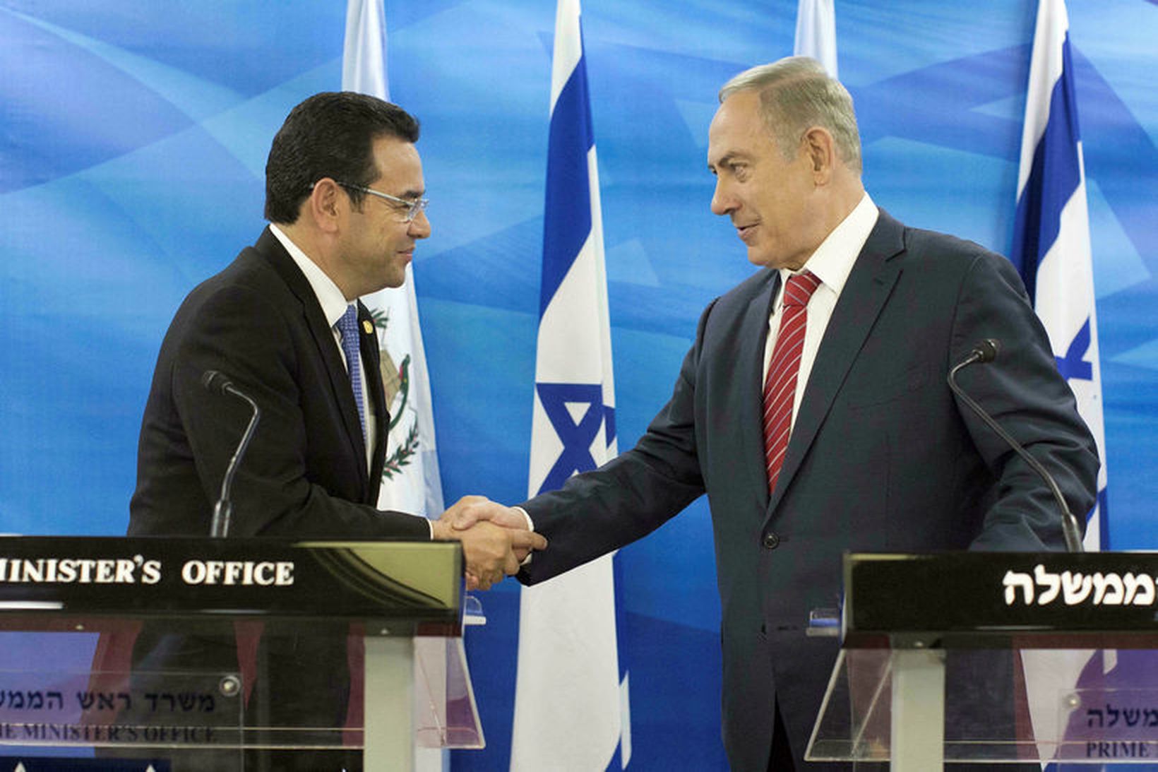 Jimmy Morales ( til vinstri) og Benjamin Netanyahu takast í …