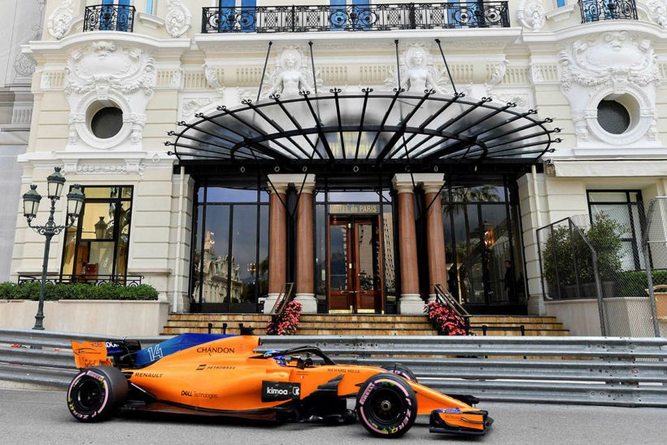Fernando Alonso á McLarenbílnum á seinni æfingunni í Mónakó í gær.