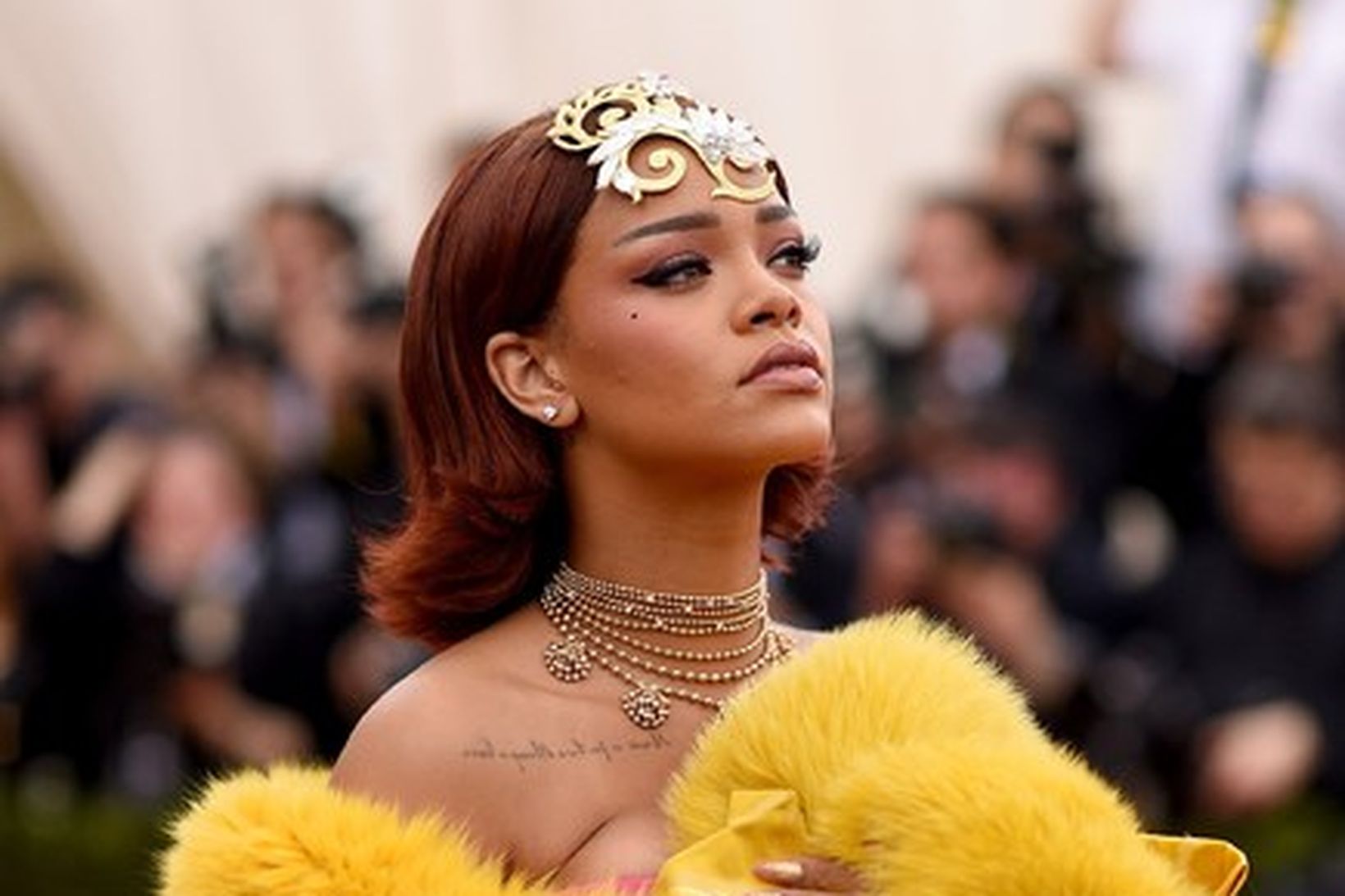 Rihanna mætti í gulu á Met Gala ballið á mánudaginn.