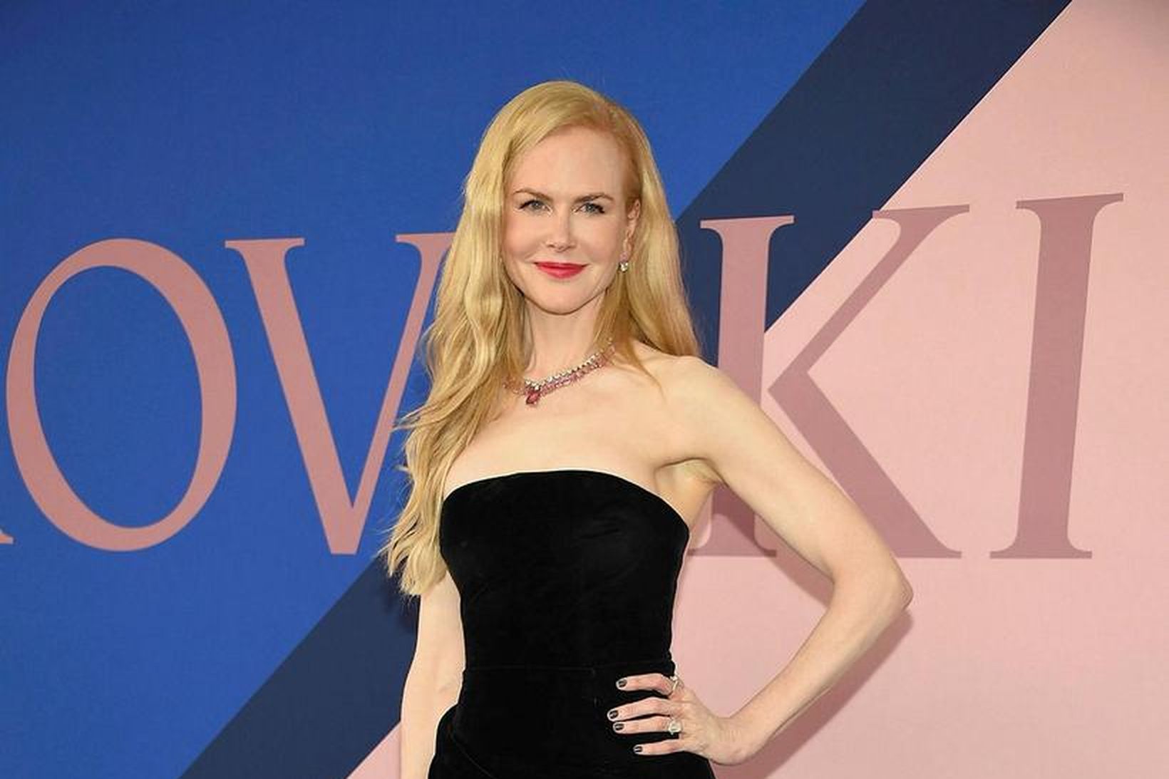 Nicole Kidman stillti sér upp fyrir ljósmyndara og leit frábærlega …